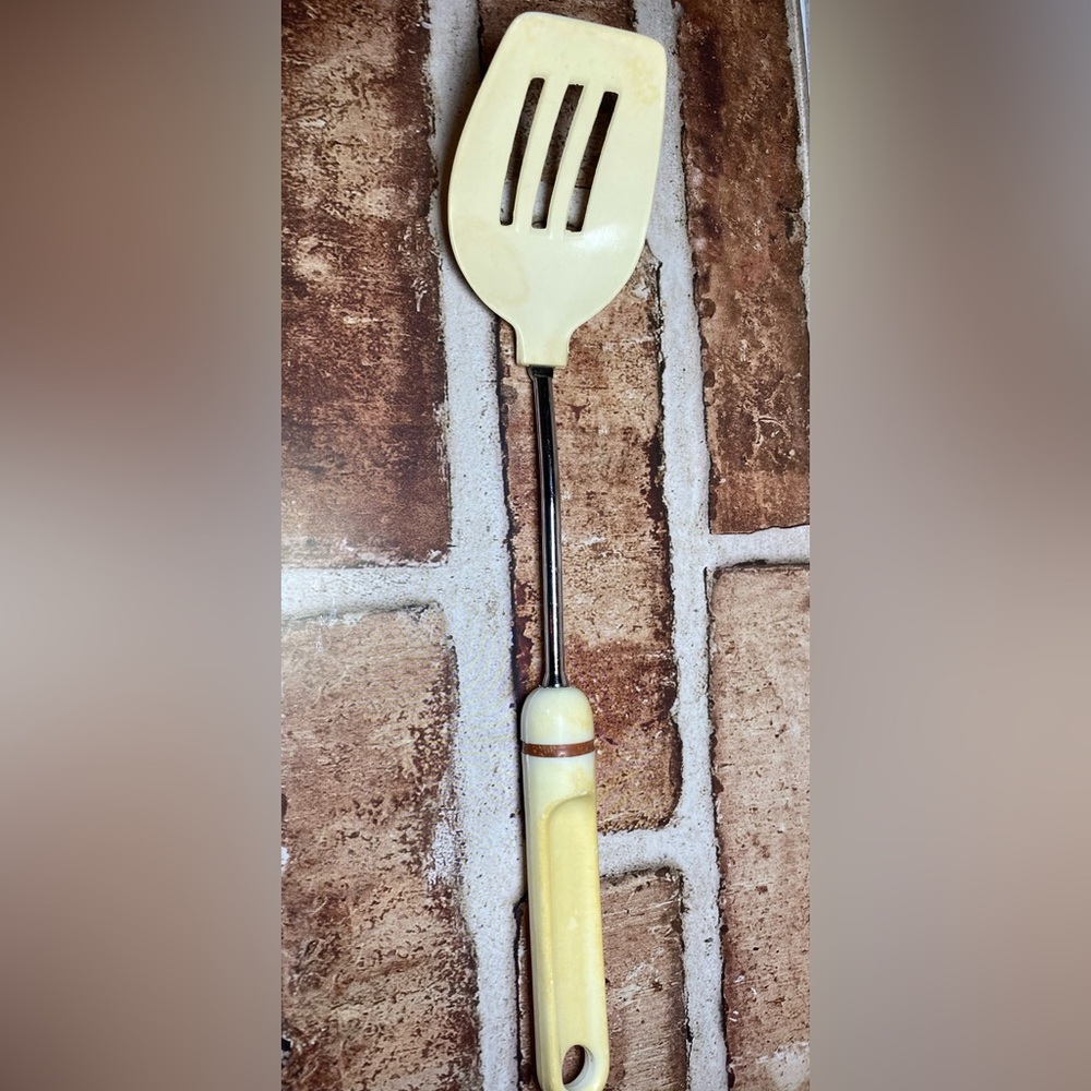 Vintage 1970s Melamine Slotted Spatula / Turner - Cream & Yellow